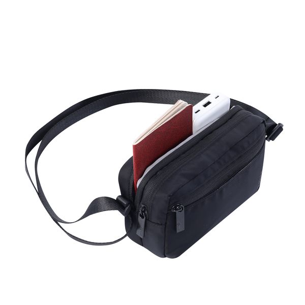 Bolso crossbody llevado cruzado sobre el cuerpo de una mujer, mostrando su versatilidad y su estilo cómodo.