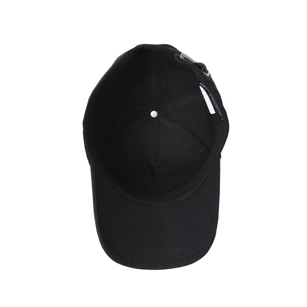 Gorra con agujeros bordados